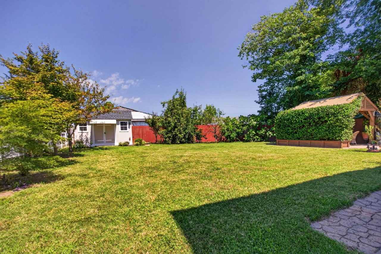 844 Workwood Rd - Photo 5 of 50