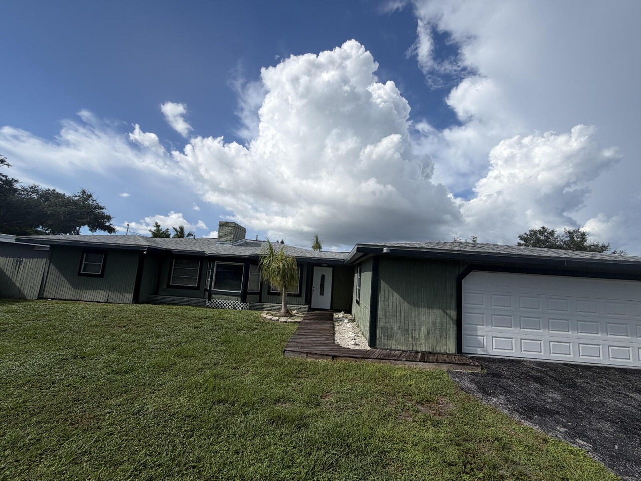 563 Parkview Dr - Photo 2 of 41