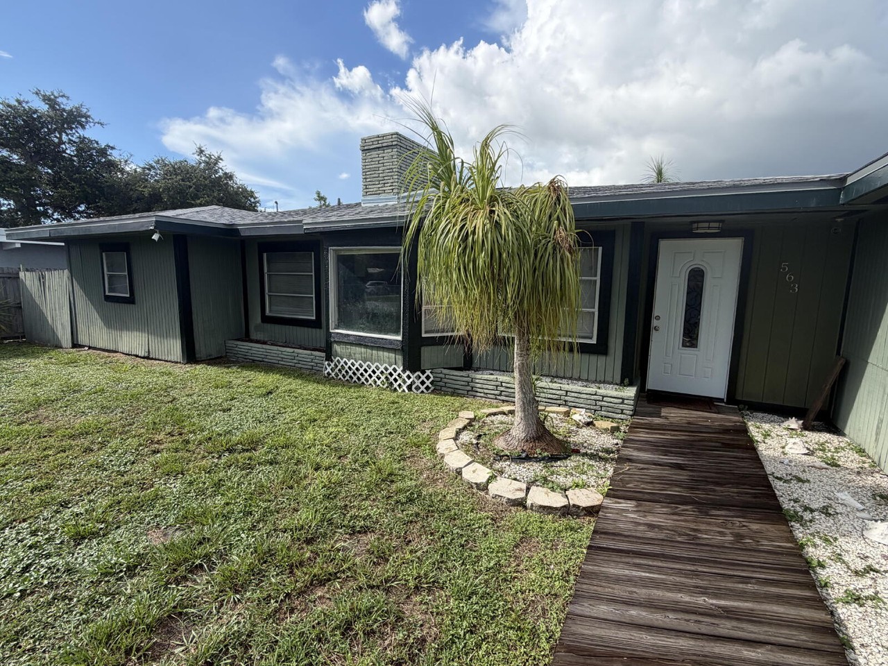 563 Parkview Dr - Photo 3 of 41