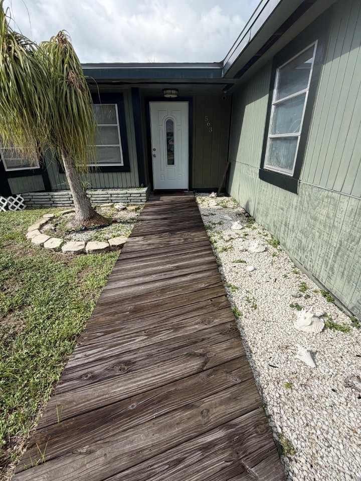 563 Parkview Dr - Photo 4 of 41