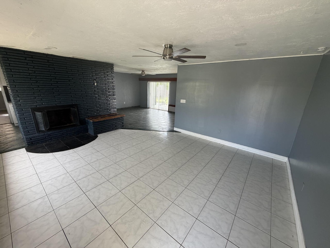 563 Parkview Dr - Photo 5 of 41
