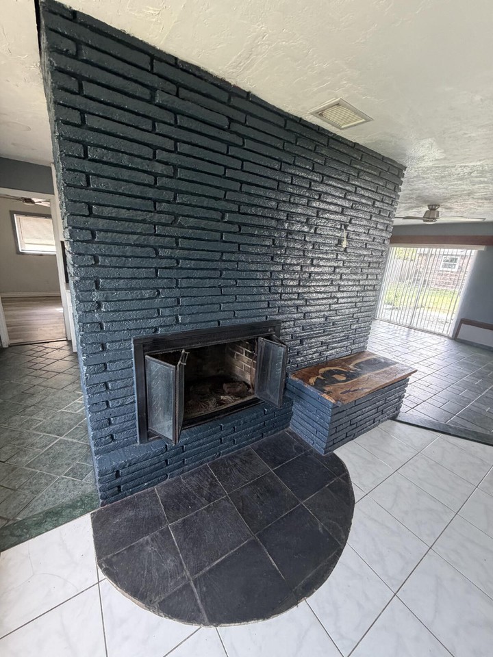 563 Parkview Dr - Photo 7 of 41