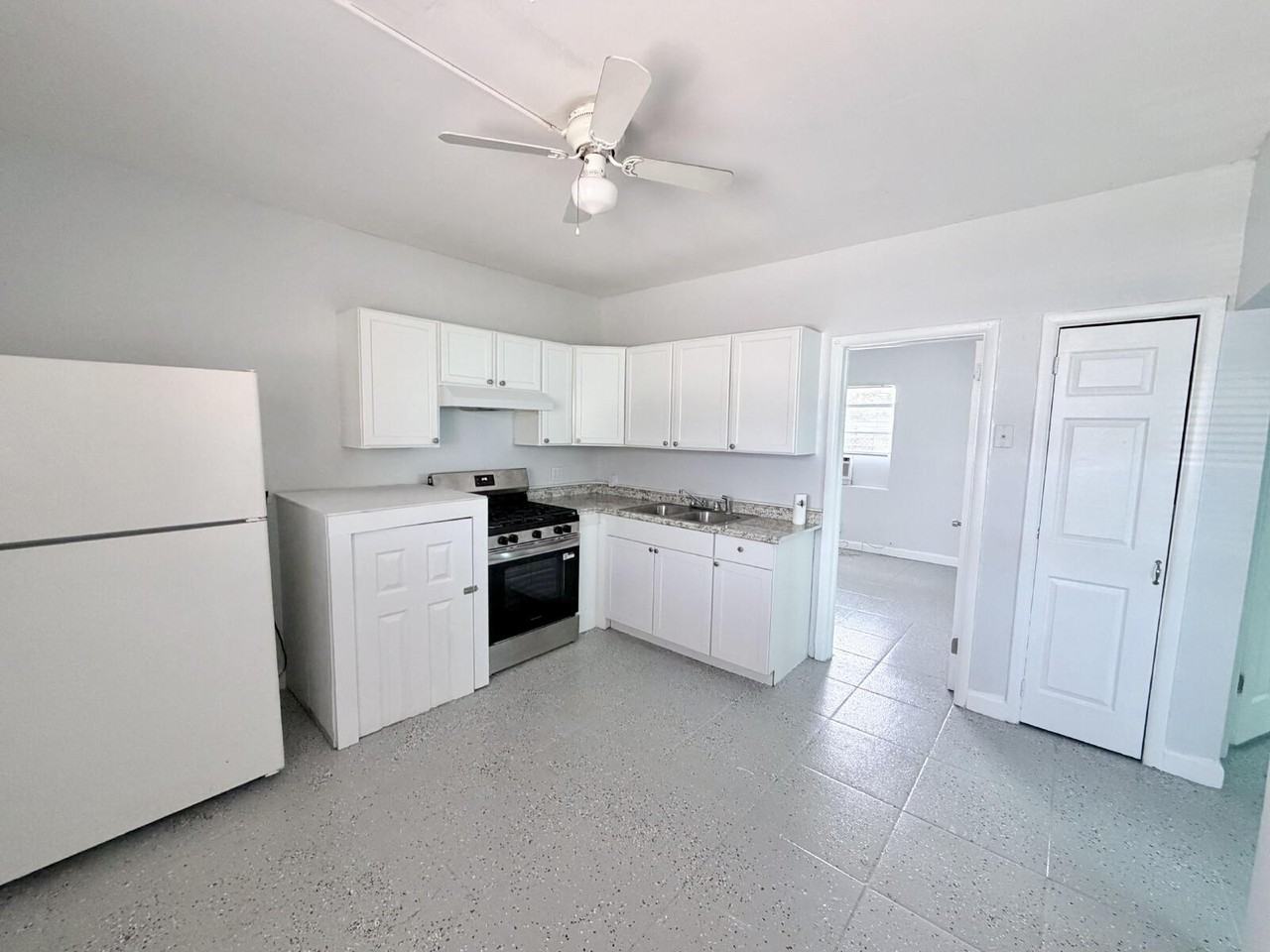 1007 N Tamarind Ave #2 - Photo 3 of 11