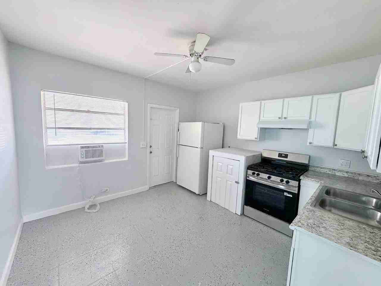 1007 N Tamarind Ave #2 - Photo 4 of 11