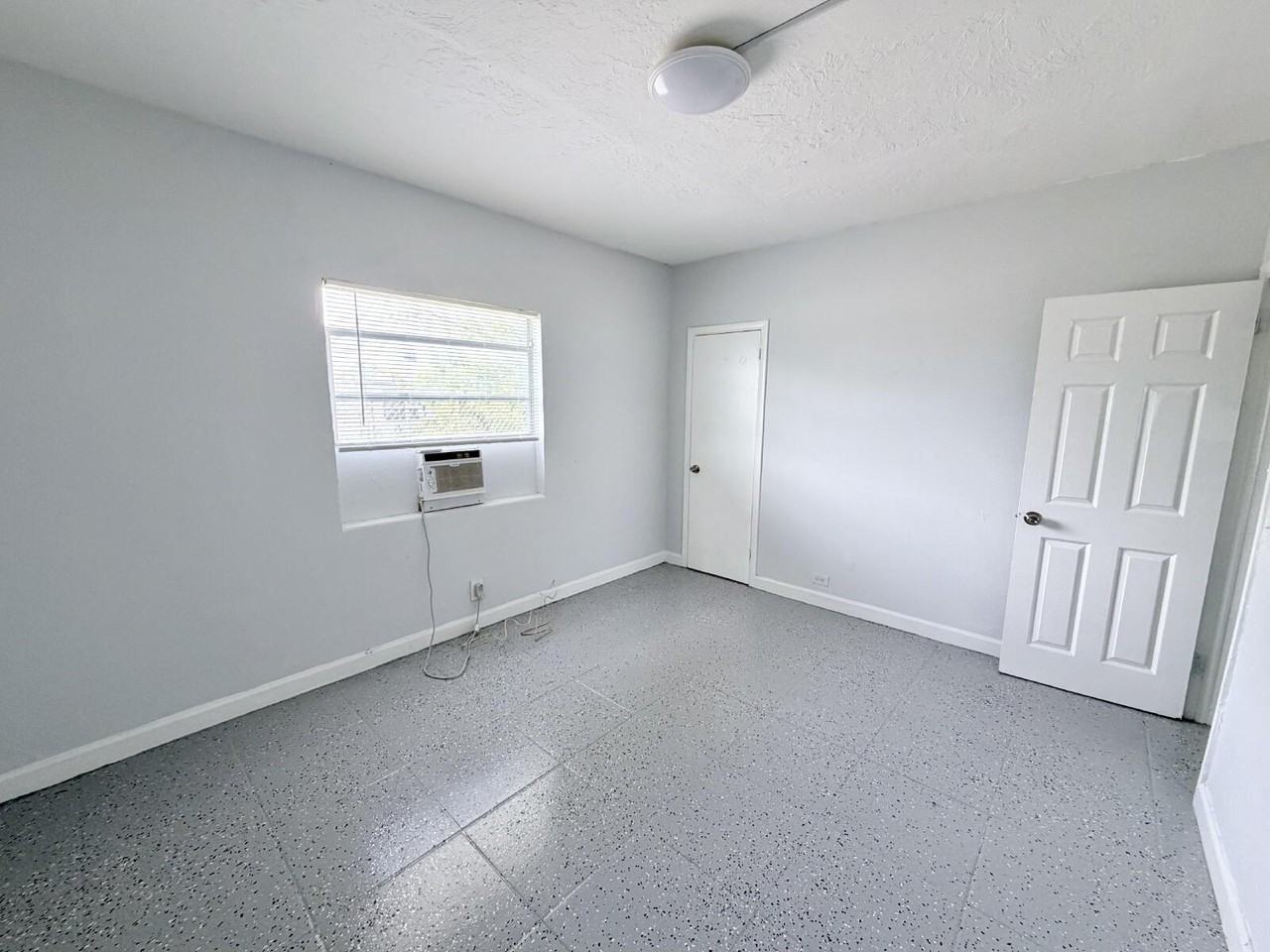 1007 N Tamarind Ave #2 - Photo 6 of 11