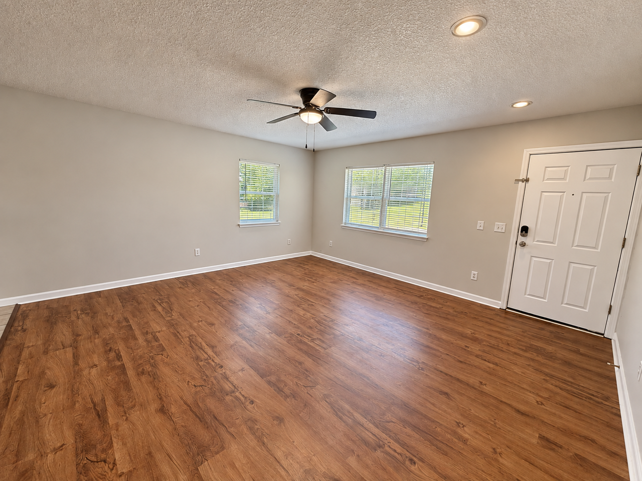 1062 Collier Blvd - Photo 2 of 10