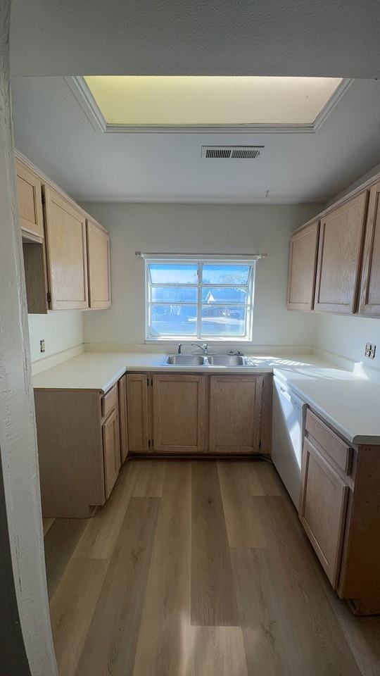 585 S 225 W - Photo 4 of 16