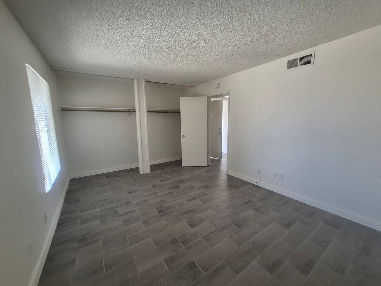 West Bluff Manor - Photo 4 of 29