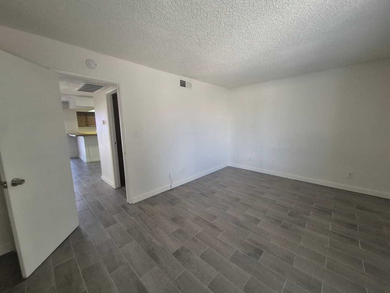 West Bluff Manor - Photo 5 of 29