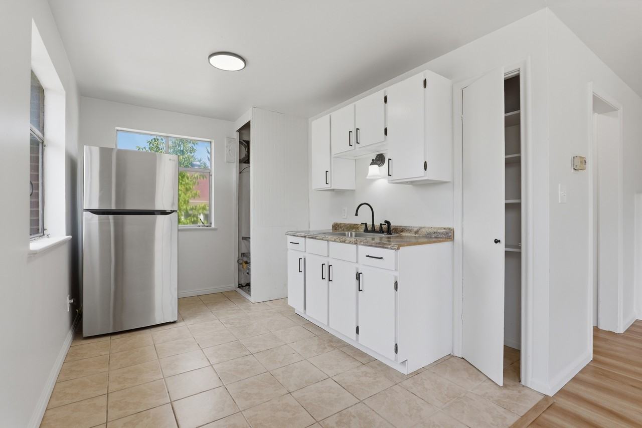 538 Colorado Street West - Photo 5 of 16
