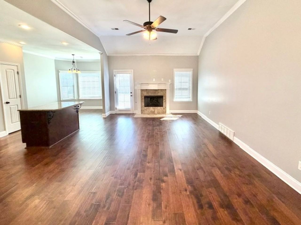 807 Magnolia Ln - Photo 3 of 12