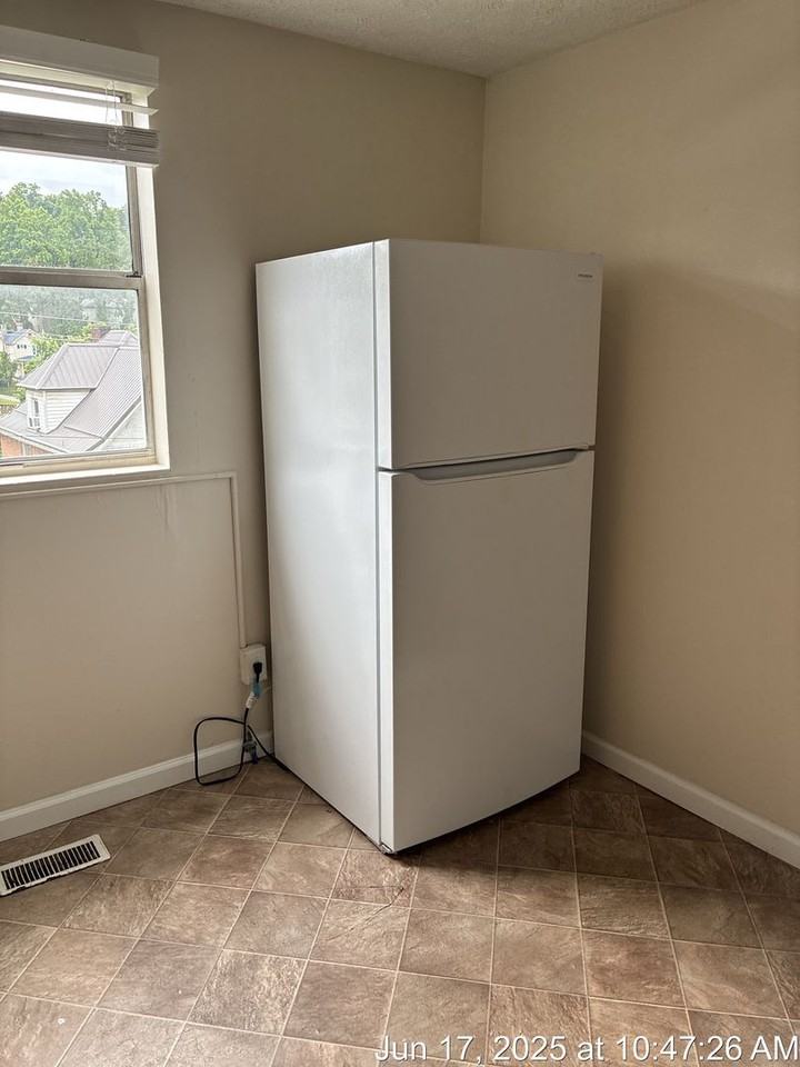 759 Willey St.  Apt b - Photo 3 of 26