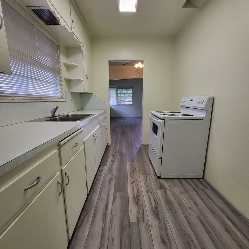 1819 11th St - Photo 4 of 9