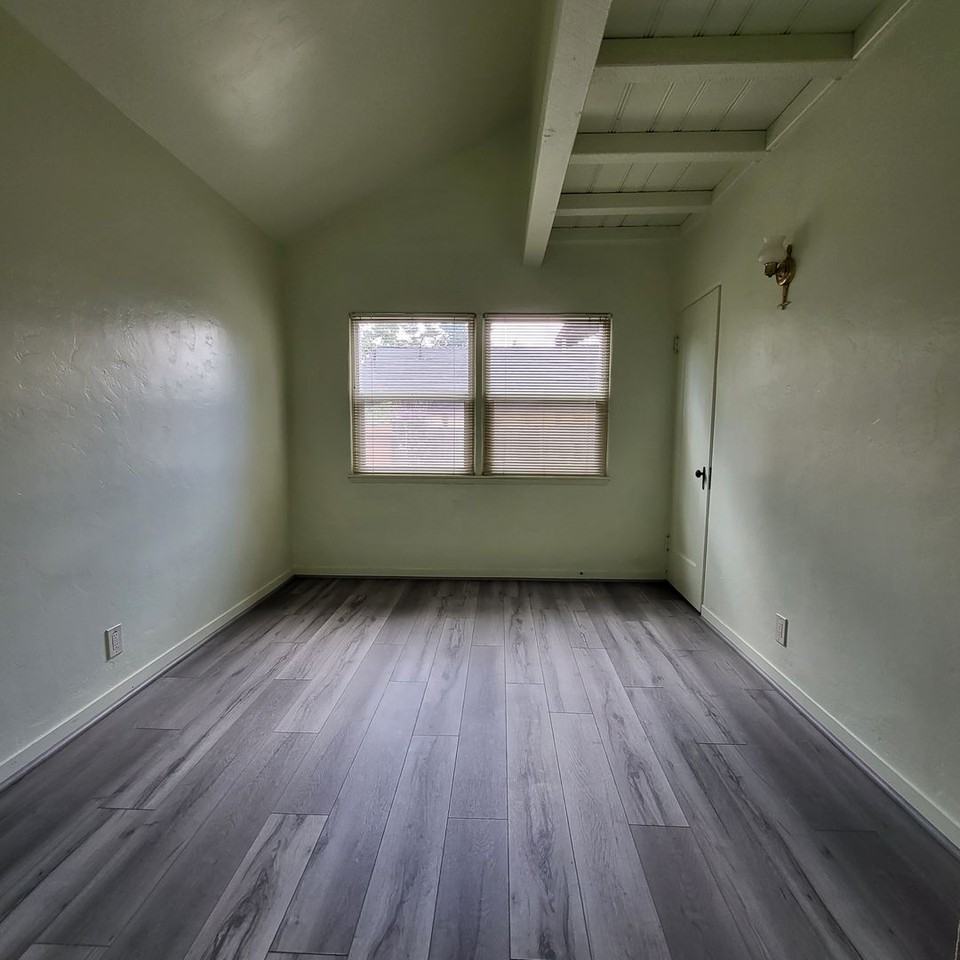 1819 11th St - Photo 5 of 9