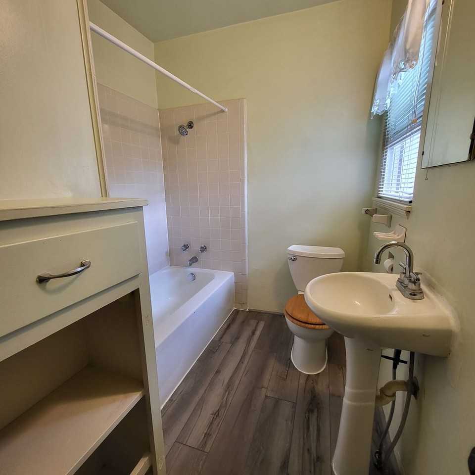 1819 11th St - Photo 7 of 9