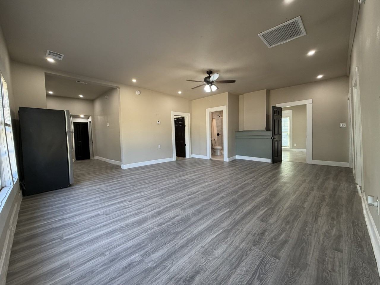 418 N Clements St - Photo 2 of 19