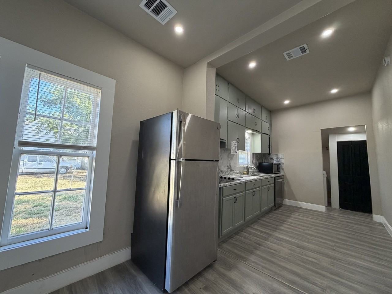 418 N Clements St - Photo 3 of 19