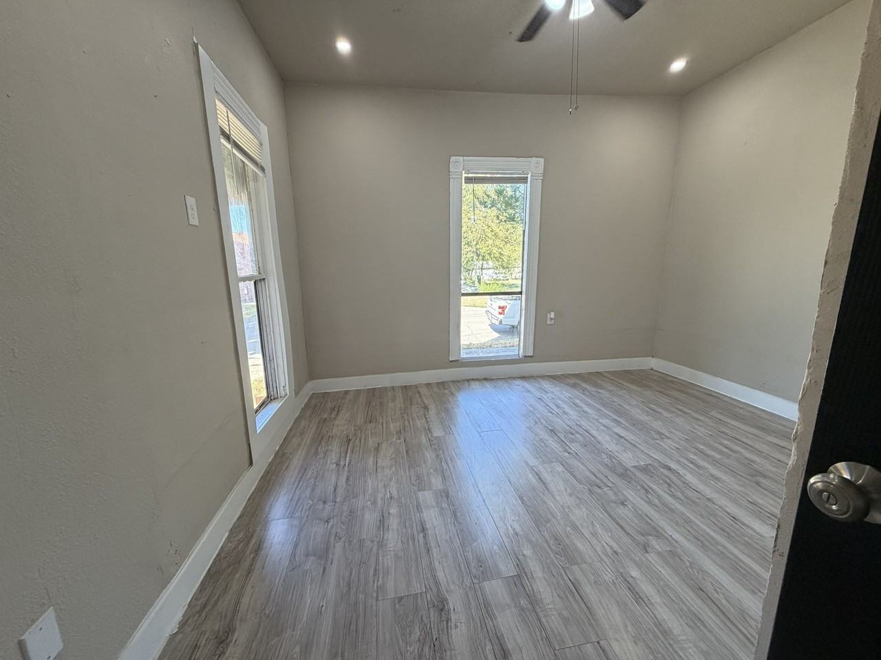 418 N Clements St - Photo 7 of 19