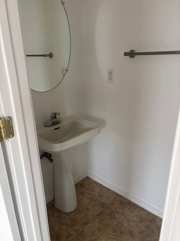 4729 Chesapeake Pl Ne - Photo 5 of 32