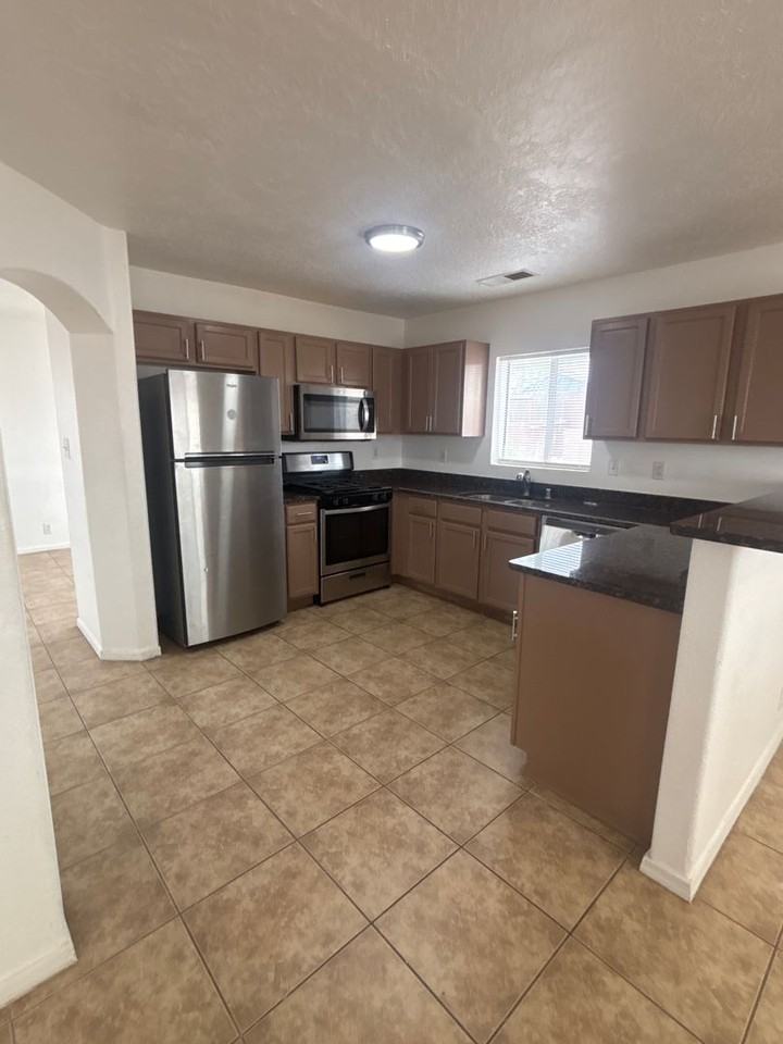 4729 Chesapeake Pl Ne - Photo 7 of 32