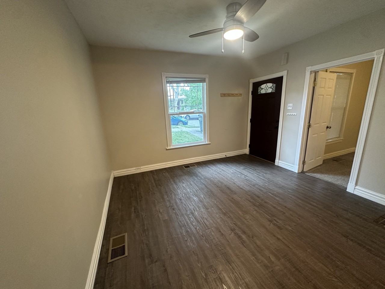 907 5th Ave - Photo 5 of 20