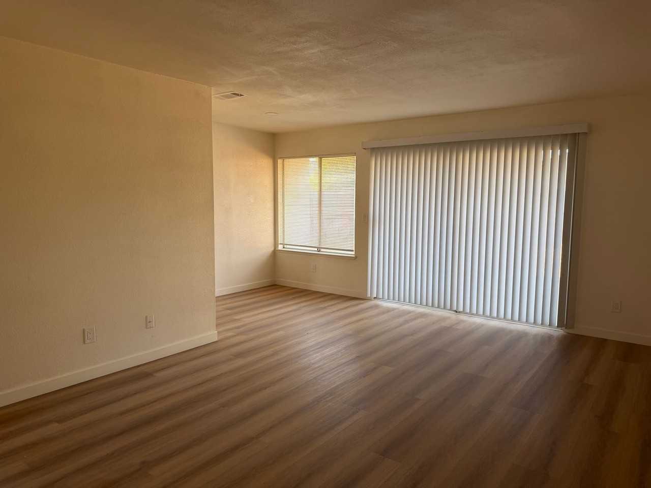 7721 Mcclintock Way - Photo 3 of 8
