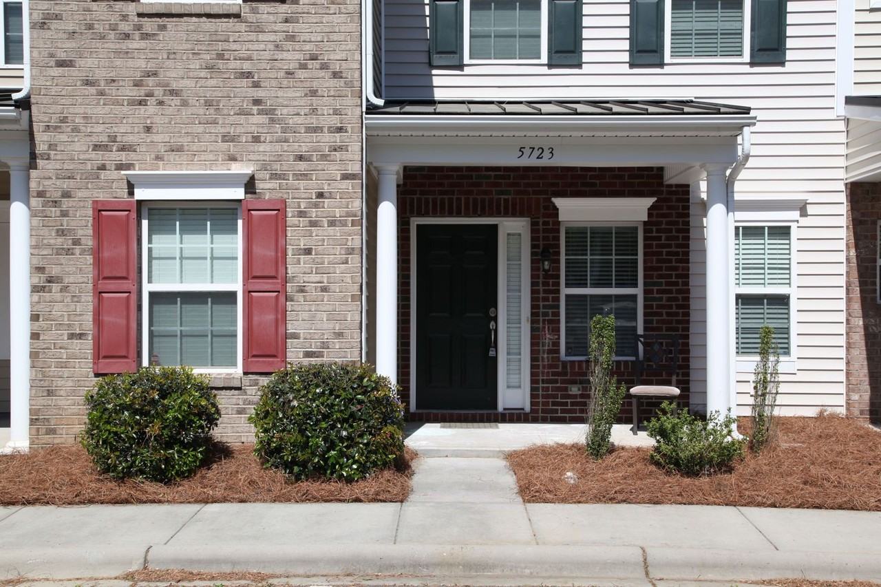 5723 Bent Creek Cir - Photo 2 of 10