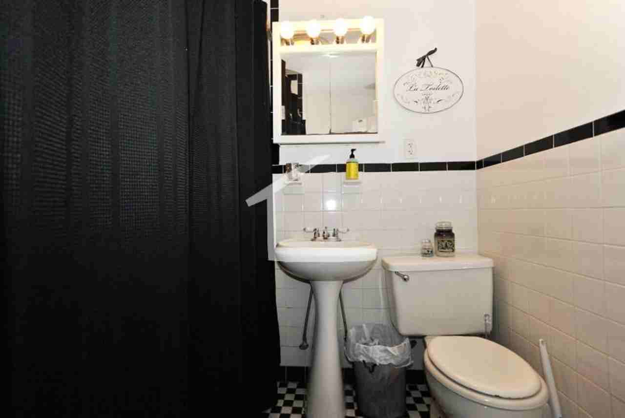 136 Brooks St - Photo 3 of 9
