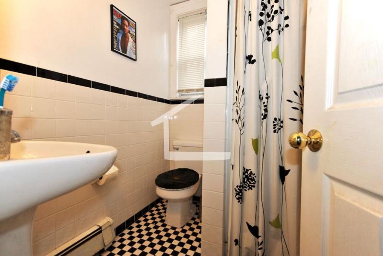 136 Brooks St - Photo 4 of 9