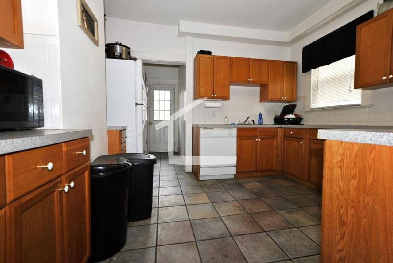 136 Brooks St - Photo 5 of 9