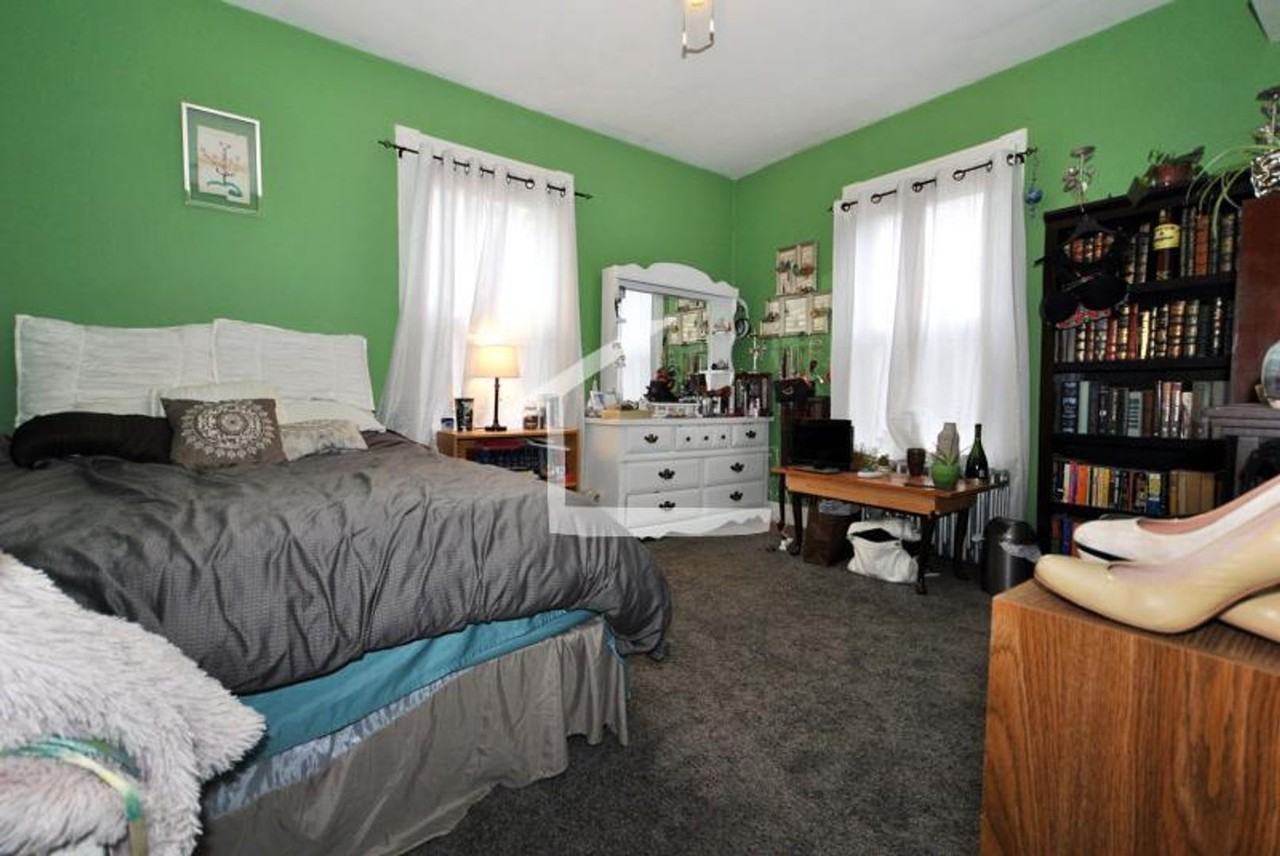 136 Brooks St - Photo 6 of 9