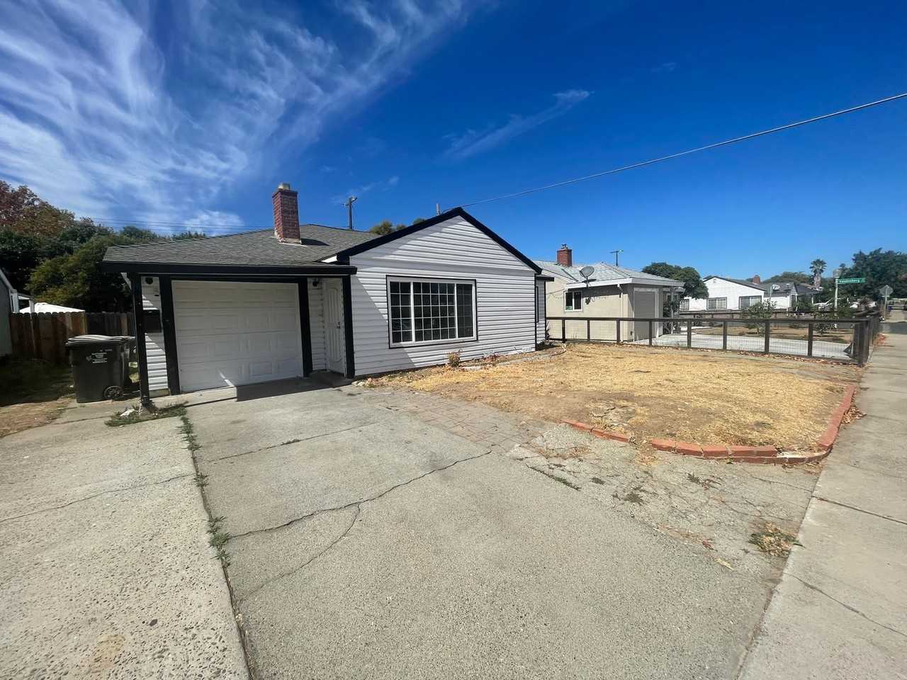 5250 Standish Rd - Photo 2 of 17