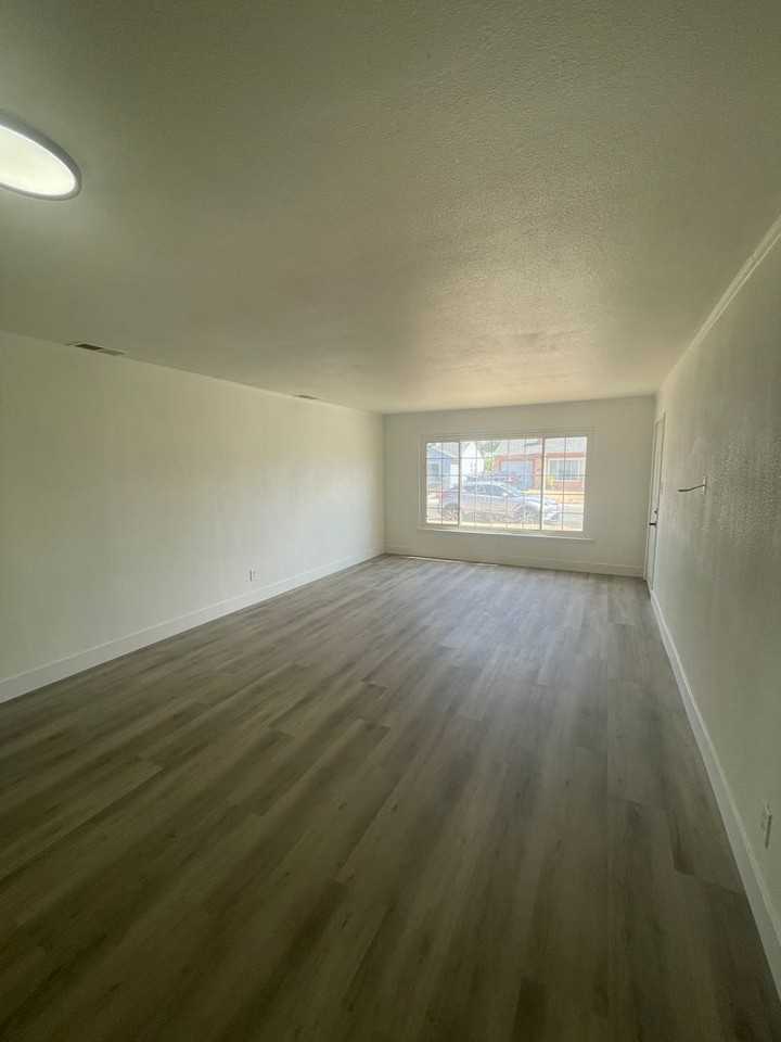 5250 Standish Rd - Photo 4 of 17