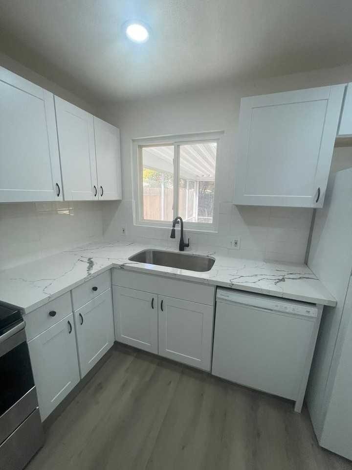 5250 Standish Rd - Photo 7 of 17