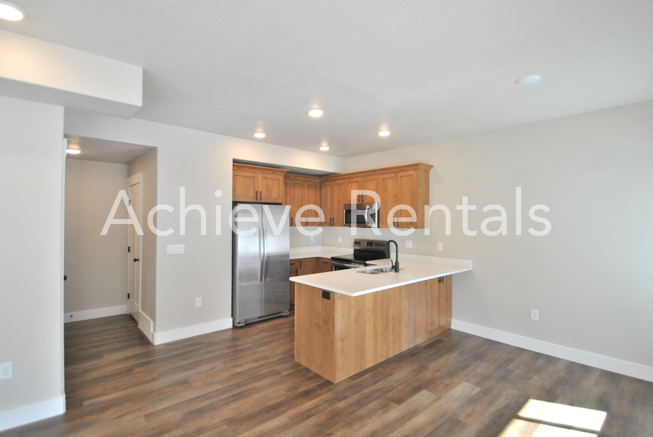 913 E Robert Ave - Photo 2 of 9