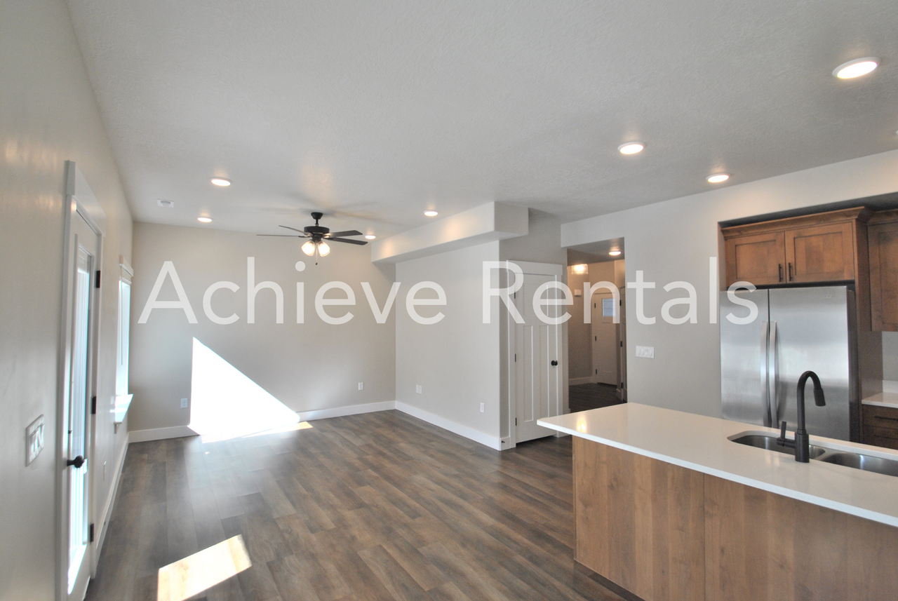 913 E Robert Ave - Photo 3 of 9