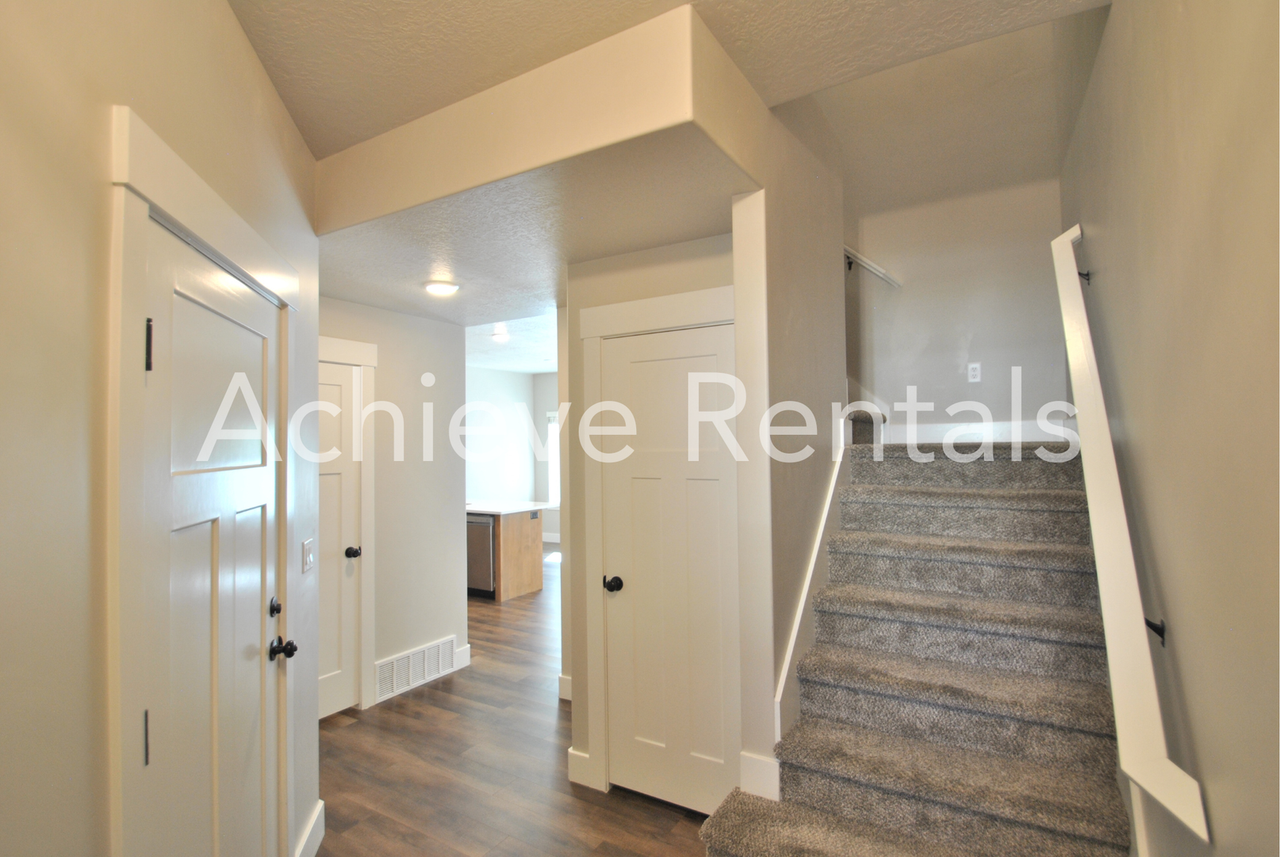 913 E Robert Ave - Photo 4 of 9