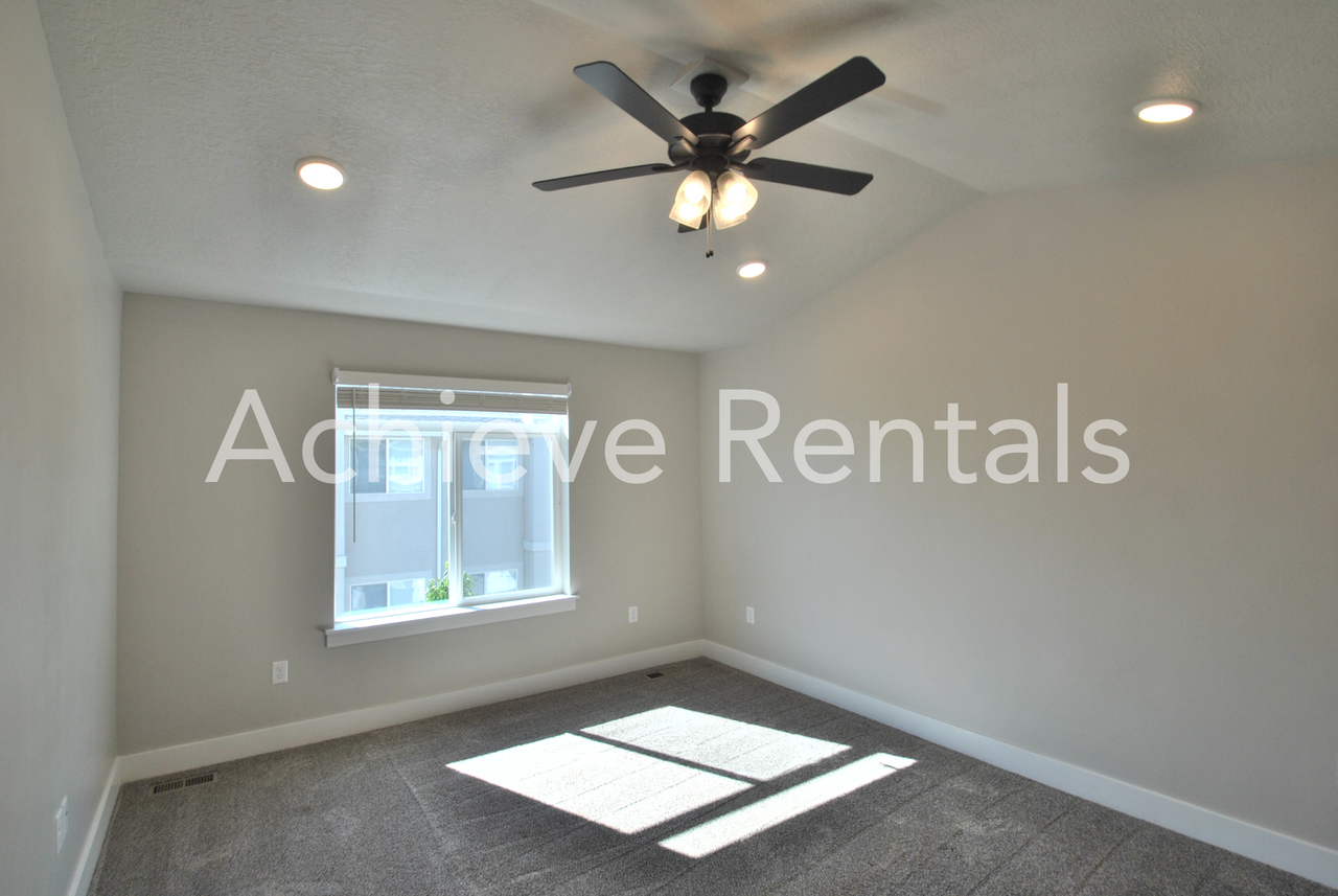 913 E Robert Ave - Photo 5 of 9