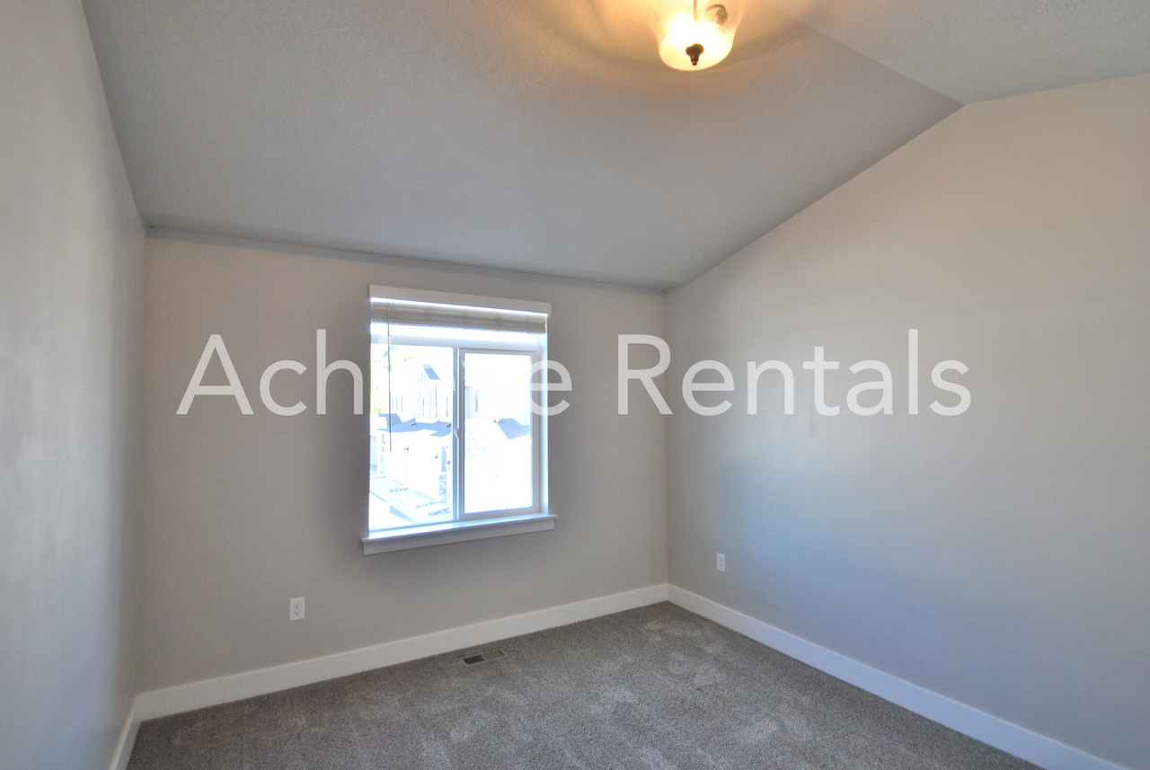 913 E Robert Ave - Photo 7 of 9