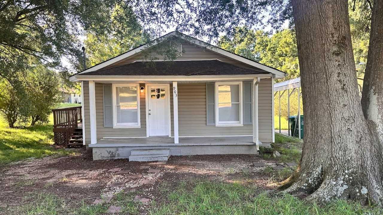 903 W Alabama Ave - Photo 2 of 15
