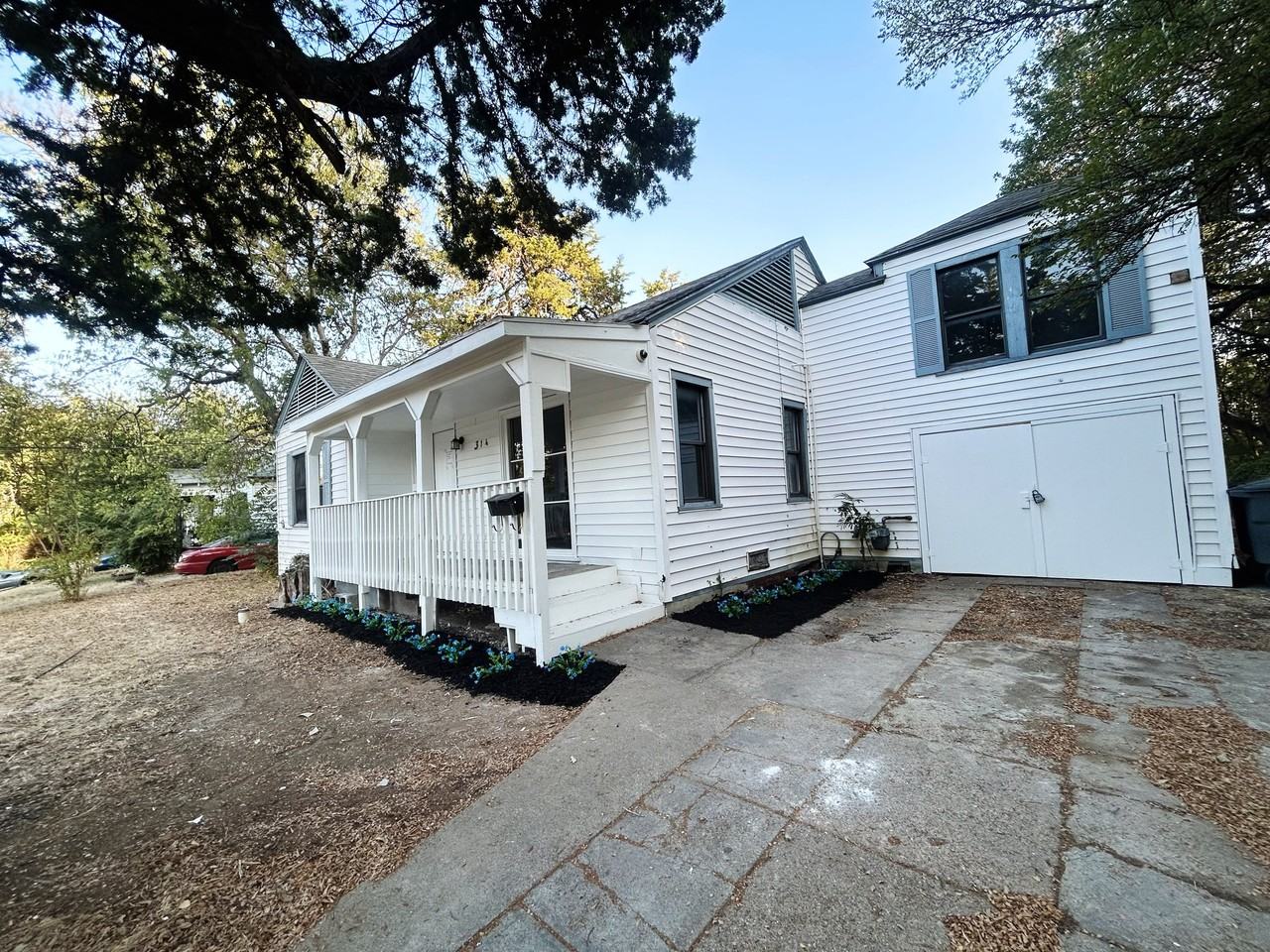 314 W Clarendon Dr - Photo 3 of 10