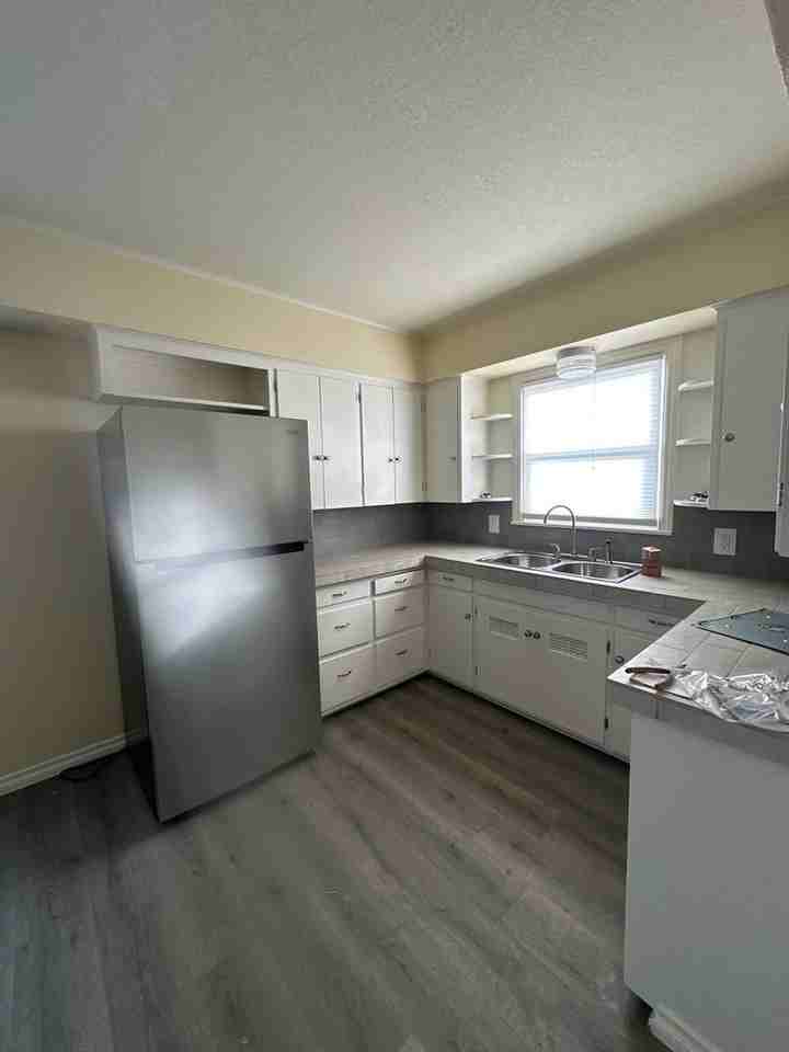 2445 White Ave - Photo 3 of 14