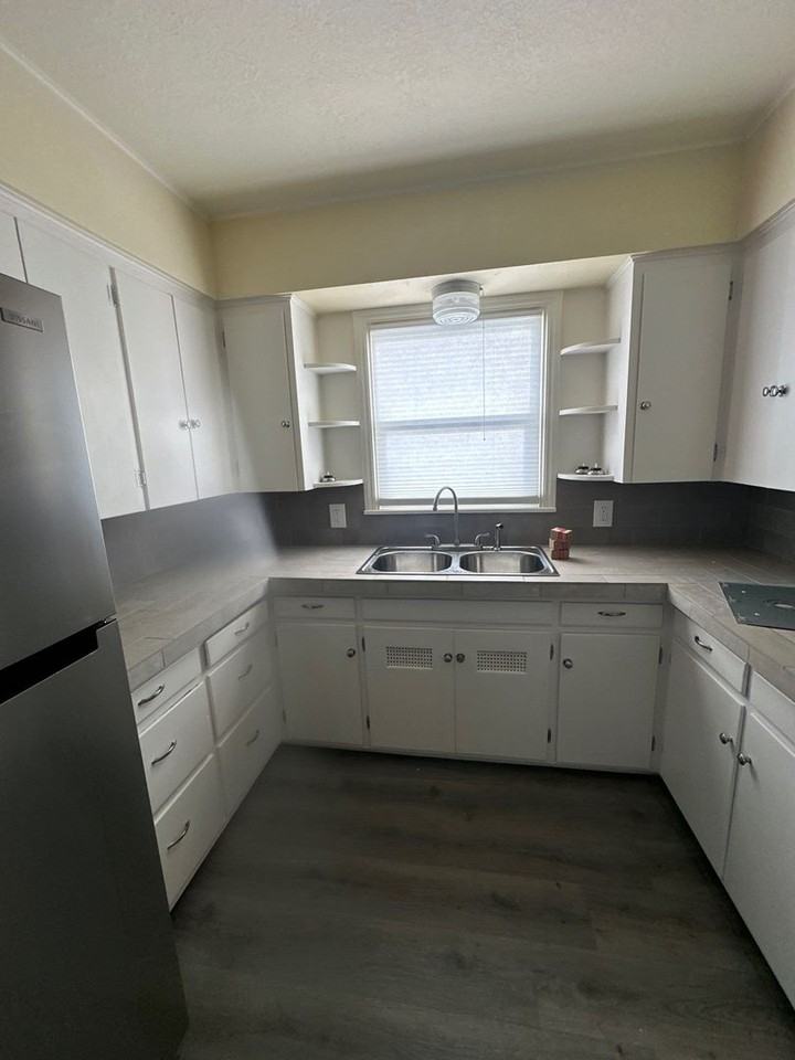 2445 White Ave - Photo 4 of 14
