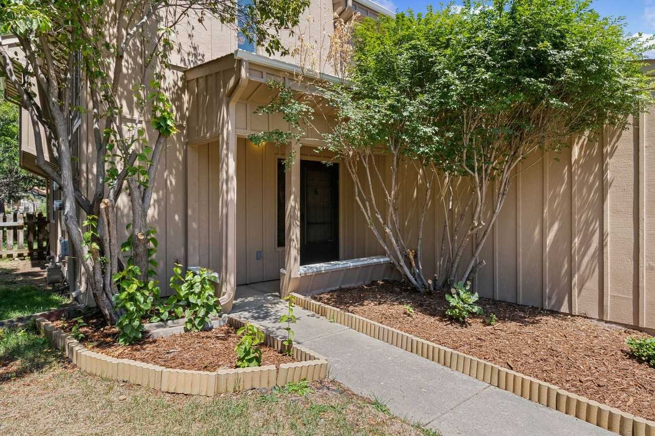 512 Strachan Dr - Photo 3 of 17