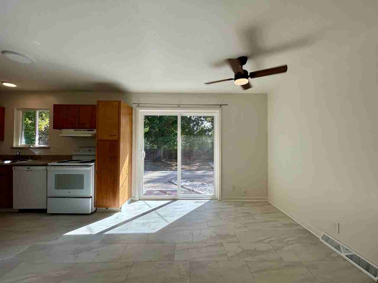 740 38th St - Photo 3 of 40