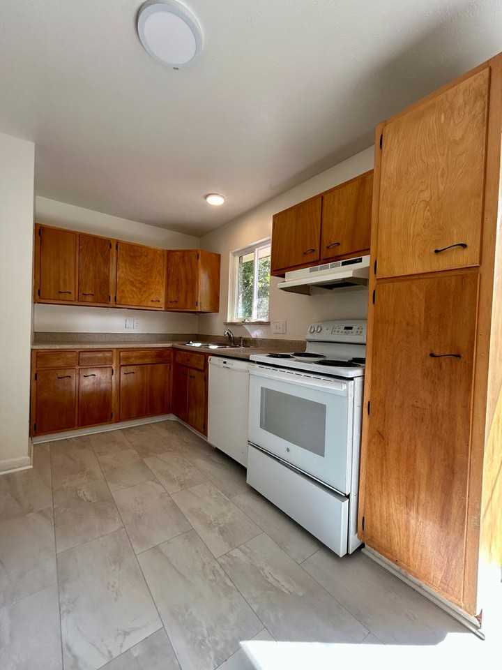 740 38th St - Photo 4 of 40