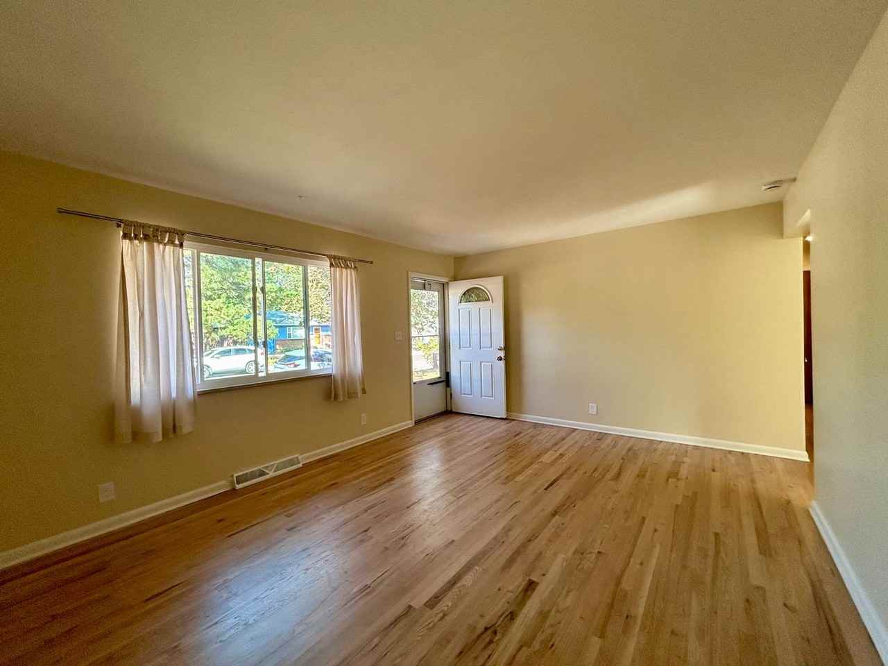 740 38th St - Photo 4 of 35