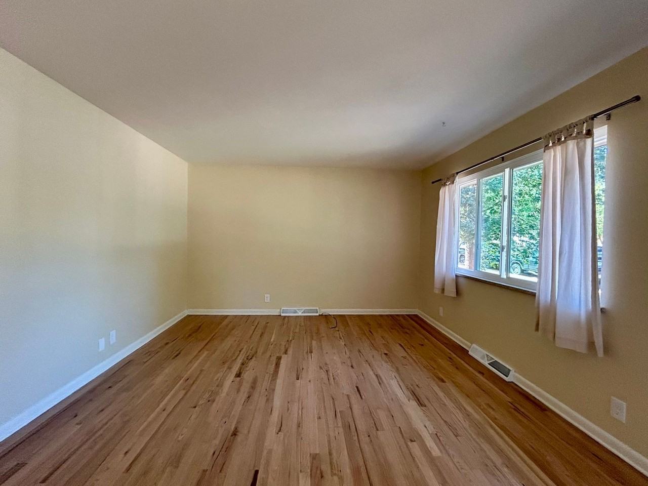 740 38th St - Photo 5 of 35