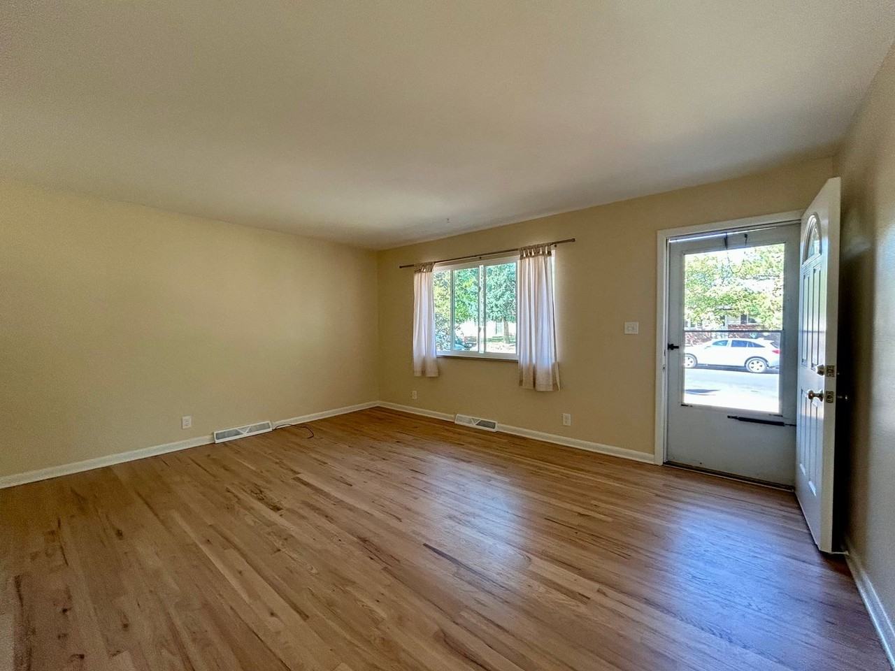 740 38th St - Photo 3 of 35