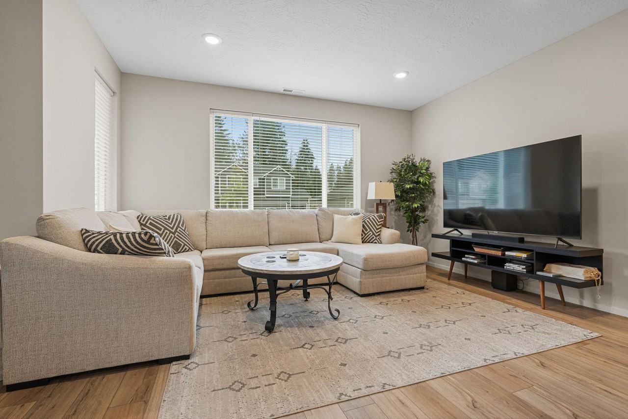 113 E Sandmyrtle Ave - Photo 3 of 24
